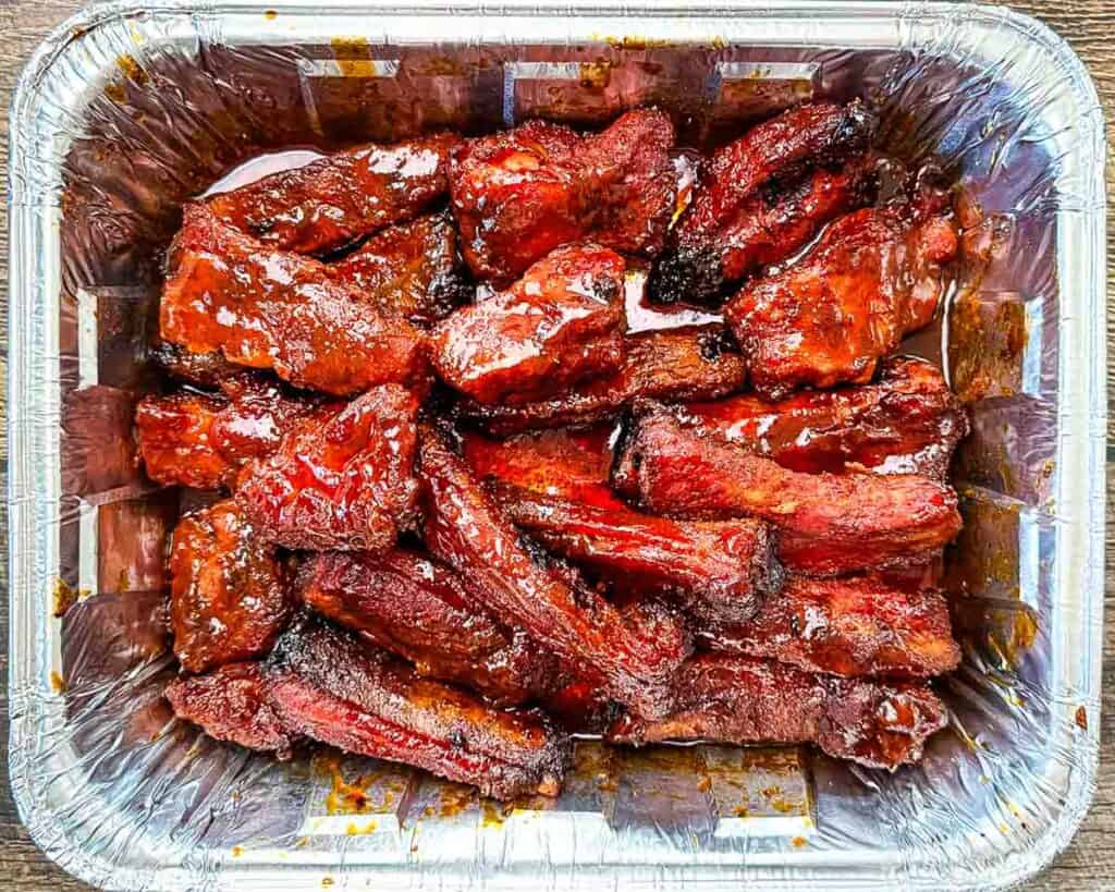 Resting caramelized ribs for 5-10 minutes before serving, showing their juicy and tender texture.