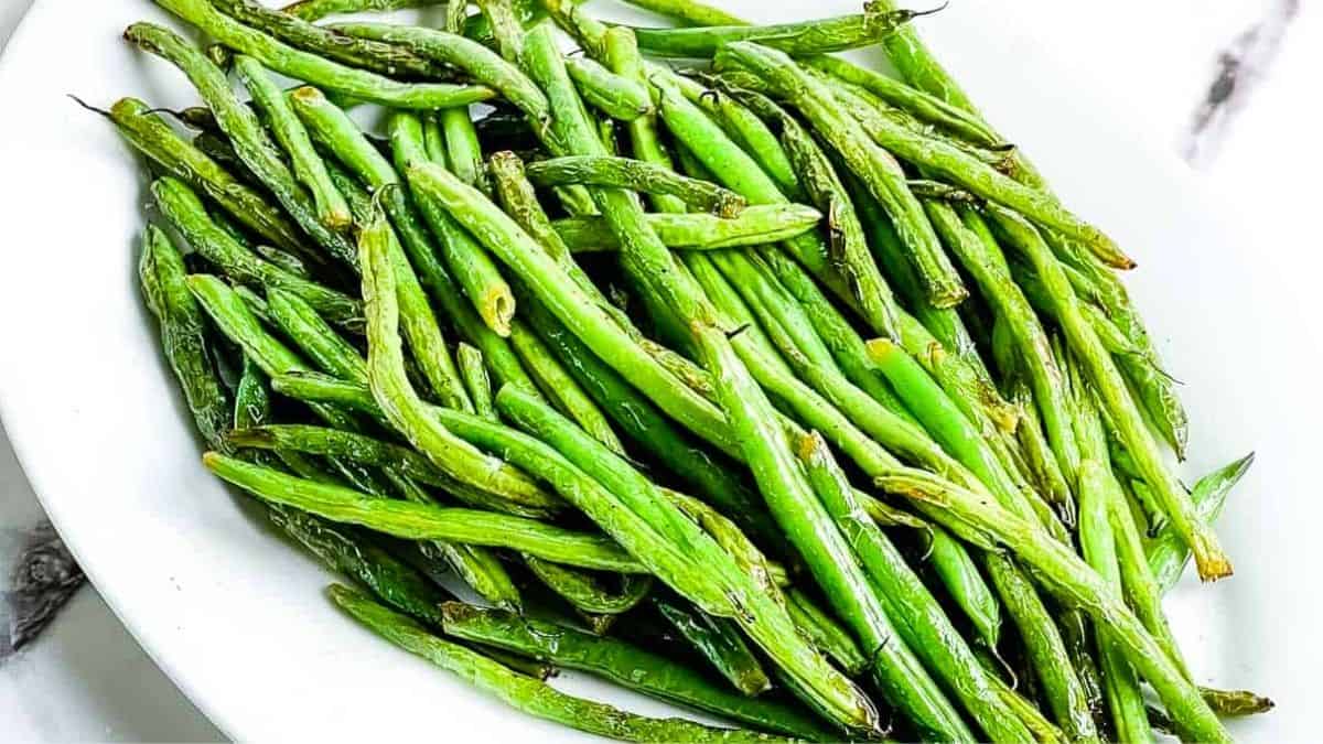 Crispy green beans with garlic and seasonings.