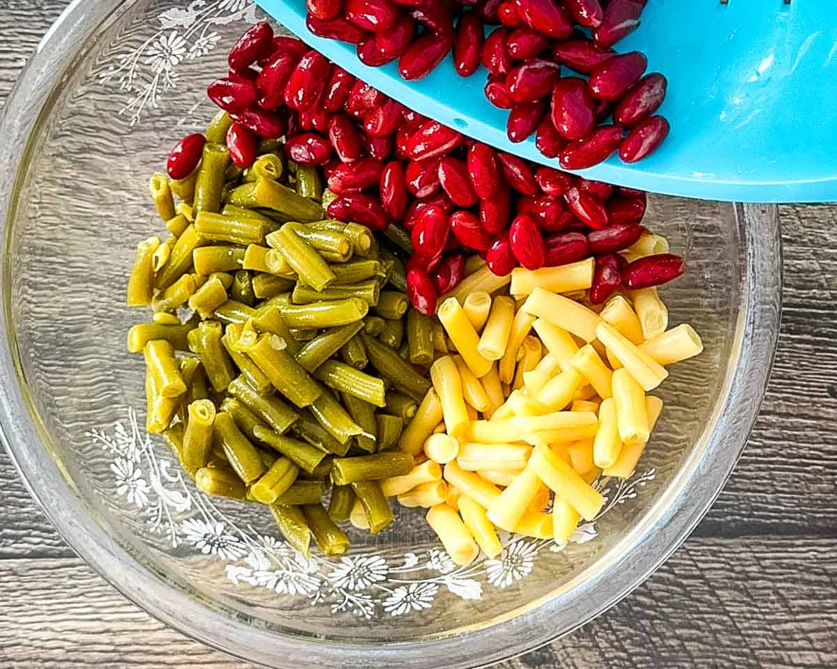 The drained red kidney beans in a blue colander.